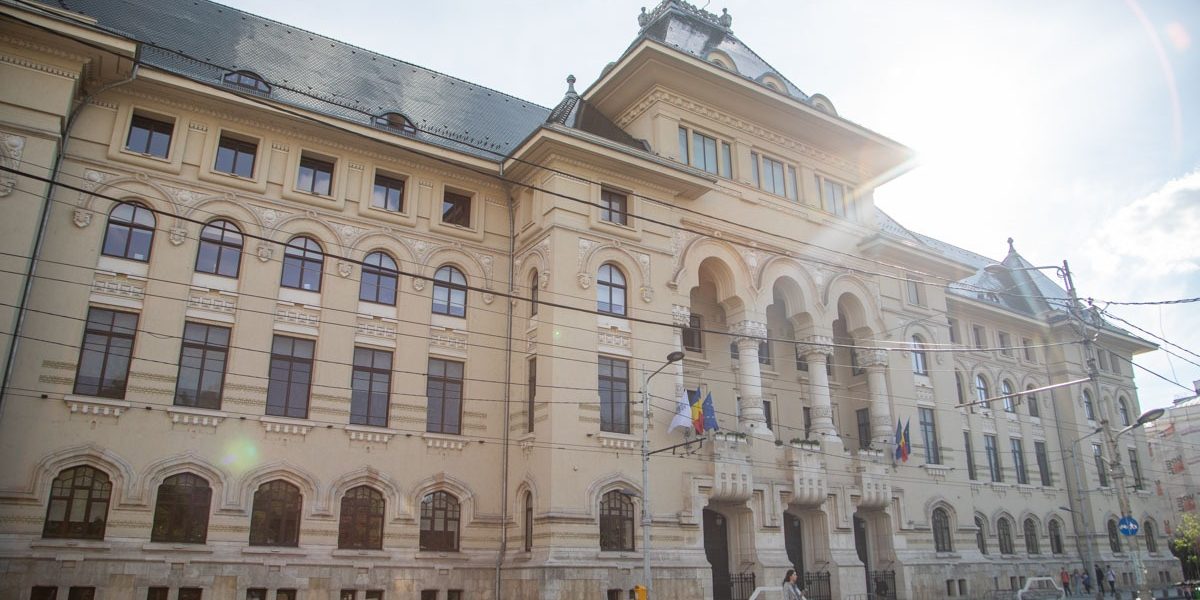 Primăria Capitalei primește vești bune, însă cu condiții: bugetul pentru 2024, deși mai generos comparativ cu anii precedenți, rămâne la un nivel de “bazar”, în sensul în care distribuirea fondurilor se face în mod negocian ochiometric, în funcție de interesele coaliției de la București