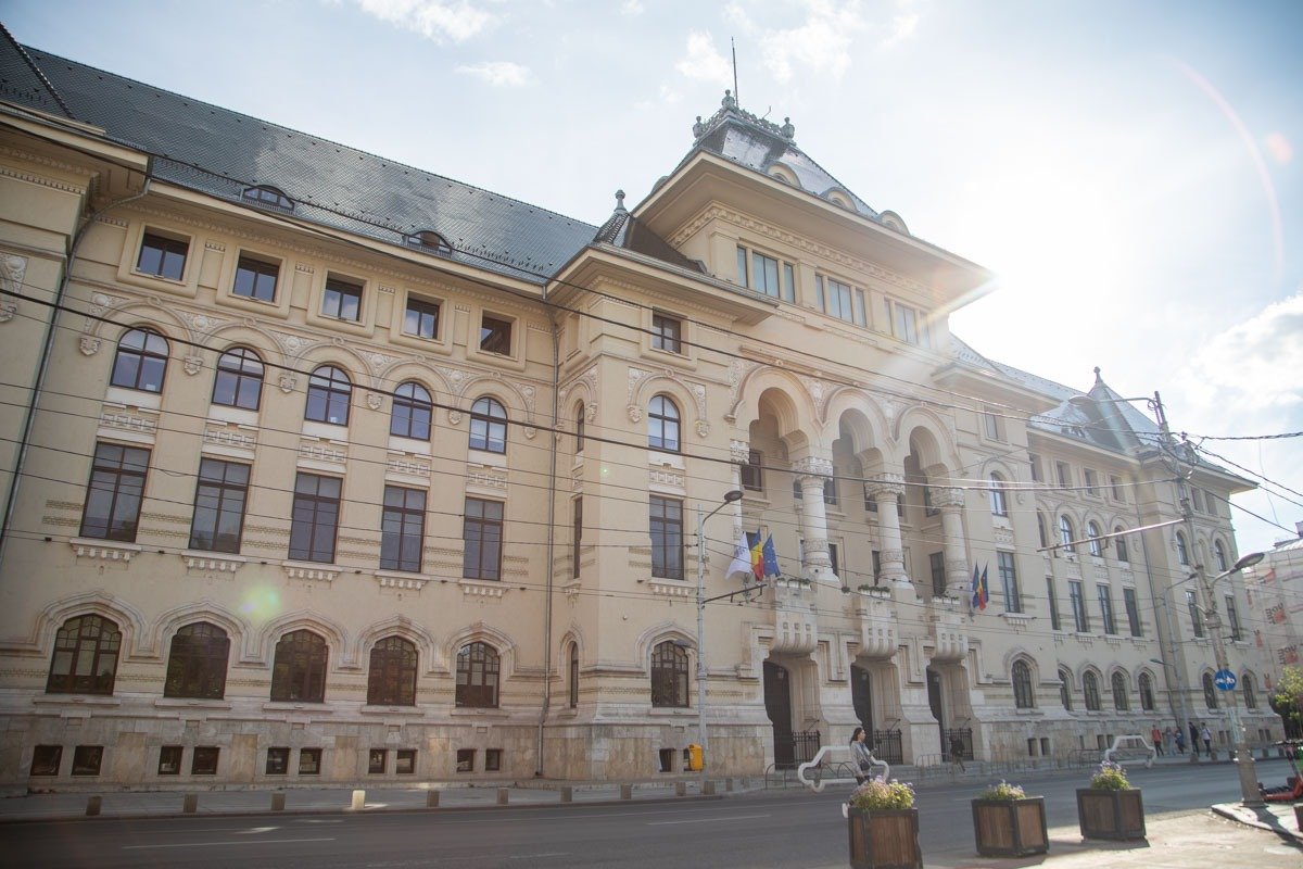 Primăria Capitalei primește vești bune, însă cu condiții: bugetul pentru 2024, deși mai generos comparativ cu anii precedenți, rămâne la un nivel de “bazar”, în sensul în care distribuirea fondurilor se face în mod negocian ochiometric, în funcție de interesele coaliției de la București