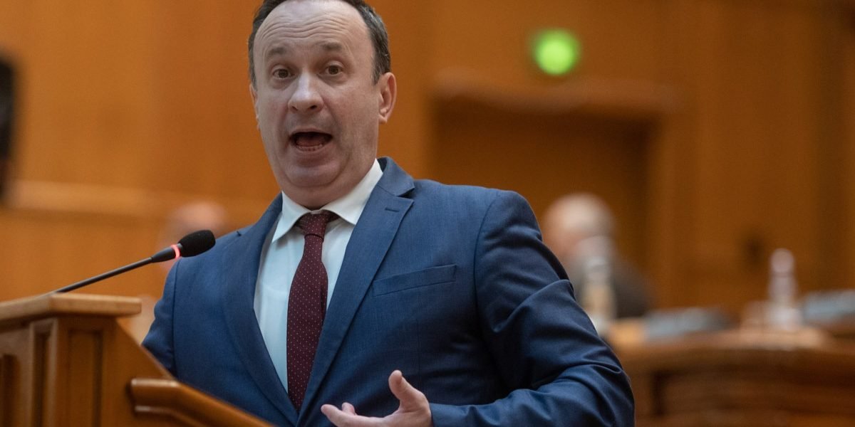 Dermata de scandal în comisia pentru transporturi: fostul ministru PSD Adrian Câciu reacționează dur la un schimb tensionat cu deputata PNL Gabriela Horga Scene tensionate și replici dure au marcat marți dezbaterile din Comisia pentru transporturi, unde vizibil agitat, fostul ministru al Finanțelor, Adrian Câciu, a avut o reacție vehementă față de deputata PNL Gabriela Horga