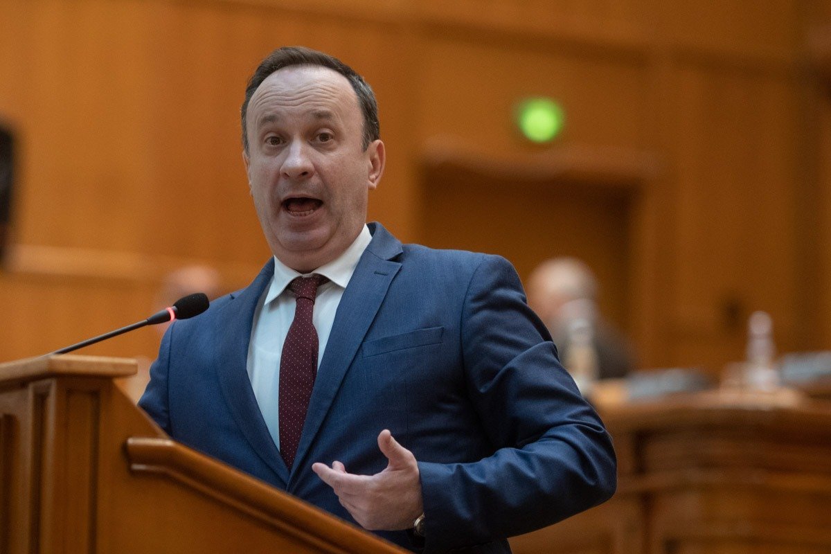 Dermata de scandal în comisia pentru transporturi: fostul ministru PSD Adrian Câciu reacționează dur la un schimb tensionat cu deputata PNL Gabriela Horga Scene tensionate și replici dure au marcat marți dezbaterile din Comisia pentru transporturi, unde vizibil agitat, fostul ministru al Finanțelor, Adrian Câciu, a avut o reacție vehementă față de deputata PNL Gabriela Horga