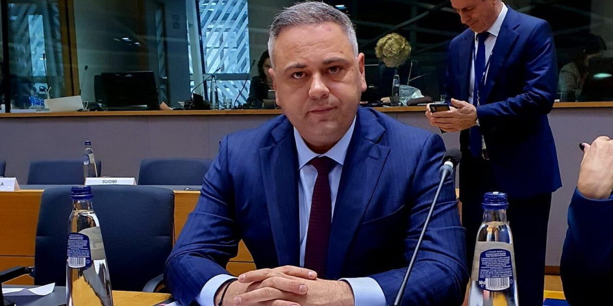 Critici dure la adresa plafonării prețurilor la energie și gaze: Costuri neprevăzute și impact economic Declarații recent acordate de Florin Barbu, fost ministru al Agriculturii și actual consilier economic, aduc în discuție un subiect fierbinte: plafonarea prețurilor la energie și gaze