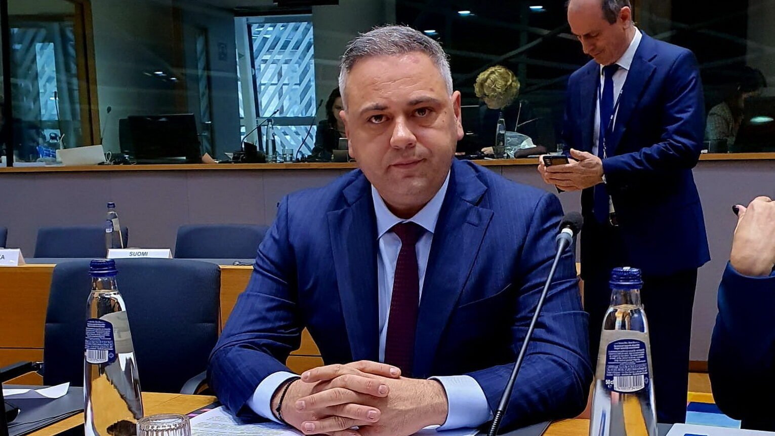 Critici dure la adresa plafonării prețurilor la energie și gaze: Costuri neprevăzute și impact economic Declarații recent acordate de Florin Barbu, fost ministru al Agriculturii și actual consilier economic, aduc în discuție un subiect fierbinte: plafonarea prețurilor la energie și gaze