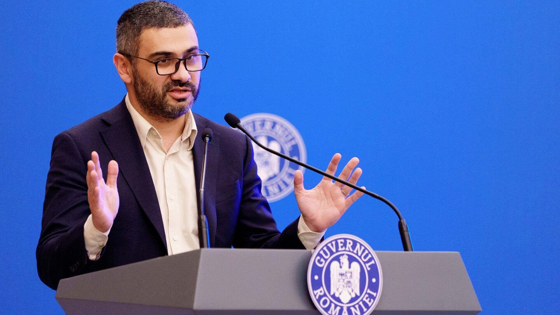 Florin Manole, ministrul Educației, atrage atenția asupra riscului de amplificare a diferențelor sociale prin gestionarea burselor școlare, criticând deciziile luate în ultima perioadă și relevând posibilele consecințe asupra echității în accesul la educație