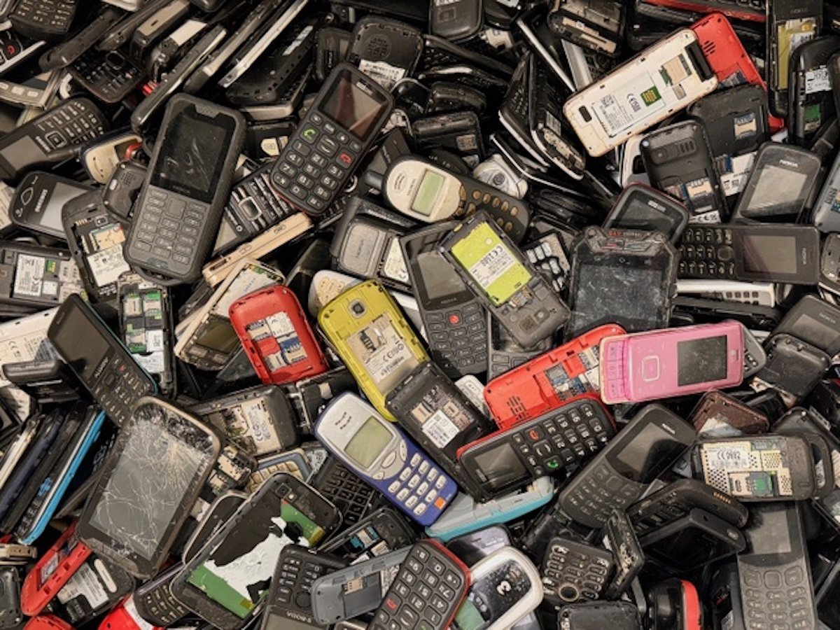 Românii păstrează în sertare milioane de telefoane mobile vechi și le aruncă nesăbuit la gunoi, dezvăluie un studiu recent realizat de Ipsos pentru Asociația Environ