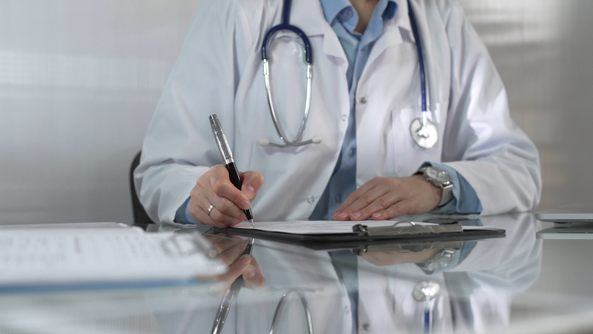 Jumătate dintre medicii de familie din Hunedoara, în pericol de a dispărea, iar populația îmbătrânită riscă să rămână fără acces la servicii medicale primare Județul Hunedoara se confruntă cu o criză acută în domeniul serviciilor medicale de familie