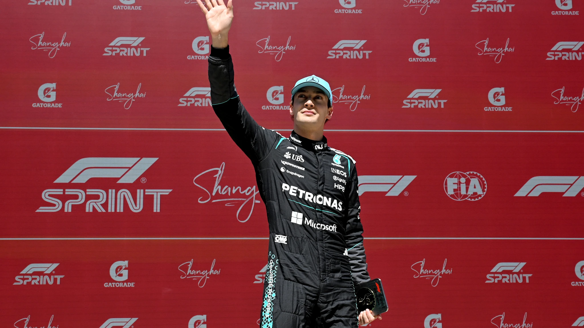 George Russell a câștigat sprintul de la Marele Premiu al Chinei, depășindu-i pe Charles Leclerc de la Ferrari și pe Lewis Hamilton, după o cursă plină de acțiune, marcată de o luptă intensă pentru poziții și de o decizie critică din ultimele tururi