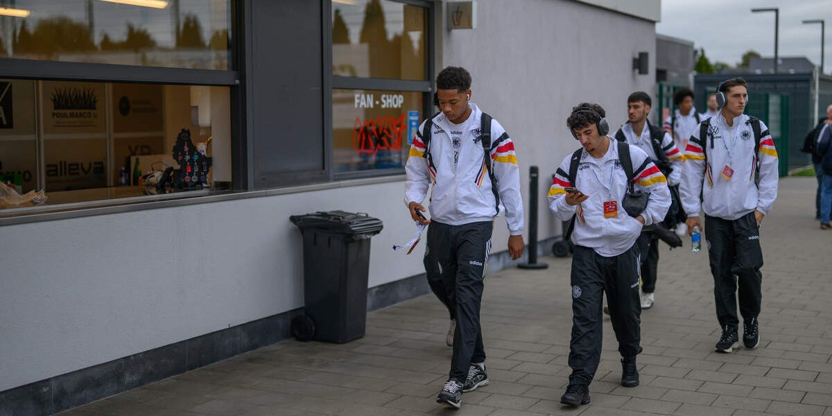 Tânărul goalkeeper al Bayern München, Leonard Prescott, a atras atenția peste noapte în lumea fotbalului european, după ce a fost chemat să pună în pericol propriile sale limite în meciul de miercuri din Liga Campionilor