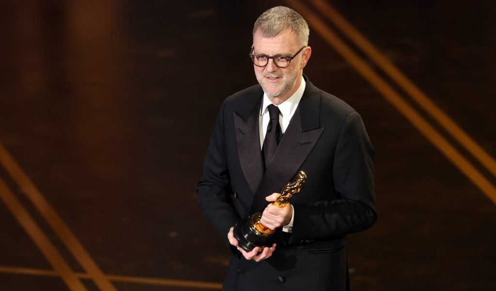 Hollywood-ul a avut un moment de sărbătoare în noaptea recentă, când regizorul și scenaristul Paul Thomas Anderson a câștigat primul său Oscar, la categoria Cel mai bun scenariu adaptat, pentru filmul „One Battle After Another”