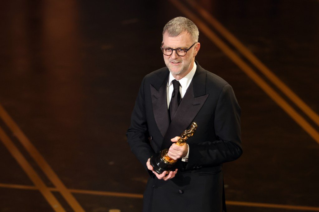 Hollywood-ul a avut un moment de sărbătoare în noaptea recentă, când regizorul și scenaristul Paul Thomas Anderson a câștigat primul său Oscar, la categoria Cel mai bun scenariu adaptat, pentru filmul „One Battle After Another”