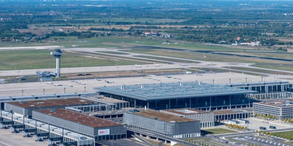 Aeroportul Internațional Berlin-Brandenburg anunță blocaj total pentru zborurile din cauza grevei sindicatului Verdi Luni seara, reprezentanții Aeroportului Internațional Berlin-Brandenburg au oficializat o măsură drastică: în data de 18 martie 2026, nu vor fi operate zboruri pe întreg parcursul zilei de miercuri, 18 martie