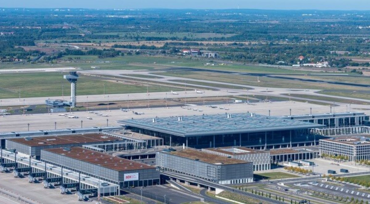 Aeroportul Internațional Berlin-Brandenburg anunță blocaj total pentru zborurile din cauza grevei sindicatului Verdi Luni seara, reprezentanții Aeroportului Internațional Berlin-Brandenburg au oficializat o măsură drastică: în data de 18 martie 2026, nu vor fi operate zboruri pe întreg parcursul zilei de miercuri, 18 martie