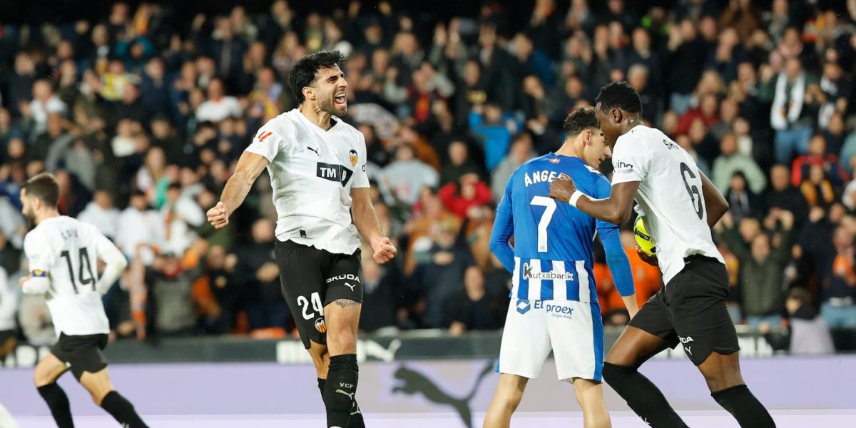 Echipa Valencia a restartat lupta pentru puncte în La Liga după un meci dificil pe stadionul Alavés, care s-a încheiat cu o înfrângere recomandată de câteva erori din apărare și performanțe oscilante ale jucătorilor
