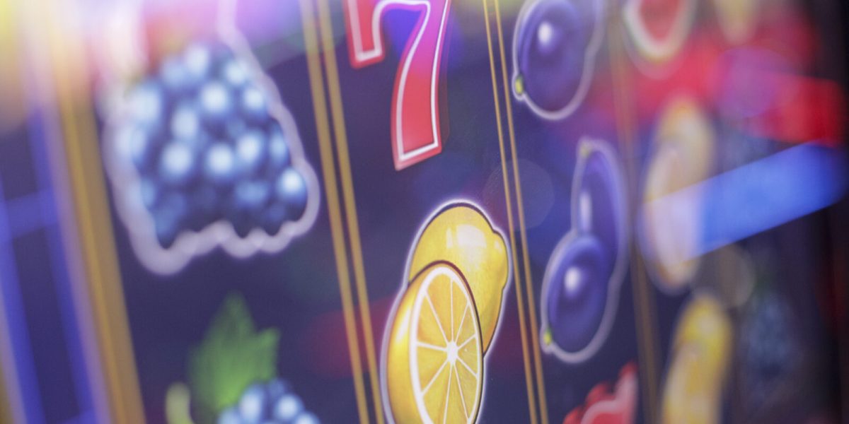 Bucureștiul sub lupa problemelor generate de sălile de jocuri de noroc din apropierea școlilor Prezența intensivă a sălilor de jocuri de noroc în Capitală a atras din nou atenția asupra riscurilor la care sunt expuse elevii și comunitățile din apropierea acestor spații