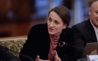 Comisia de politică externă a Camerei Deputaților a decis să audieze vineri pe ministrul Afacerilor Externe, Oana Țoiu, în contextul acuzațiilor legate de modul în care a fost gestionată repatrierea românilor aflați în zone conflictuale din Orientul Mijlociu