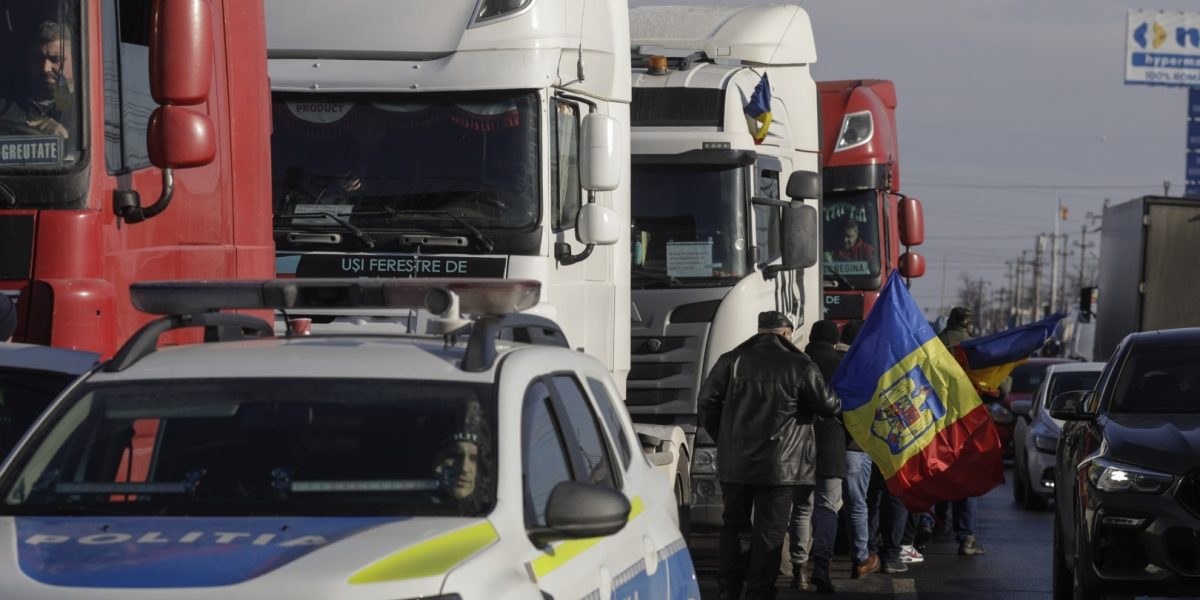 Transportatorii din România solicită eliminarea urgentă a accizelor la carburanți pentru a evita blocaje în aprovizionare