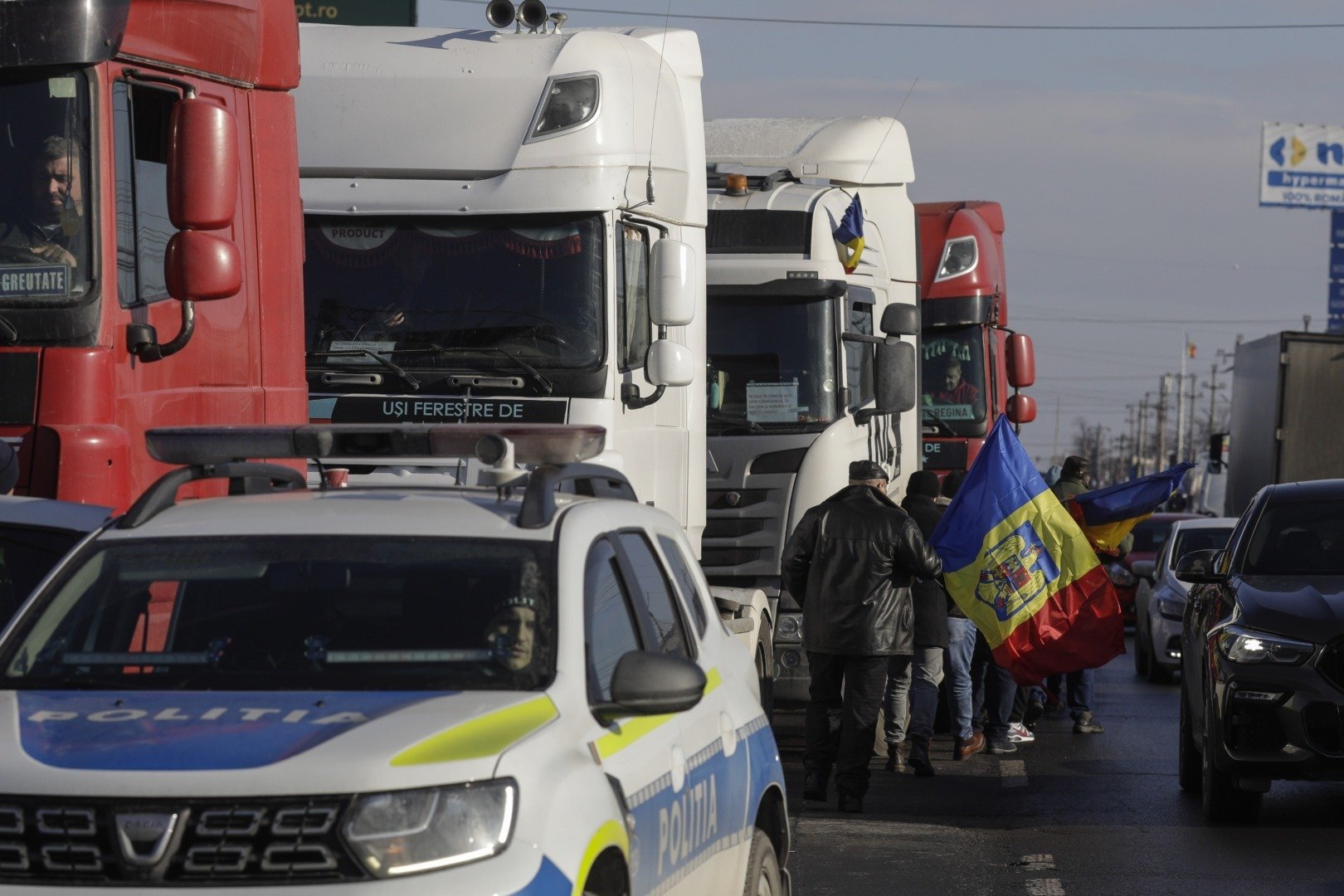 Transportatorii din România solicită eliminarea urgentă a accizelor la carburanți pentru a evita blocaje în aprovizionare