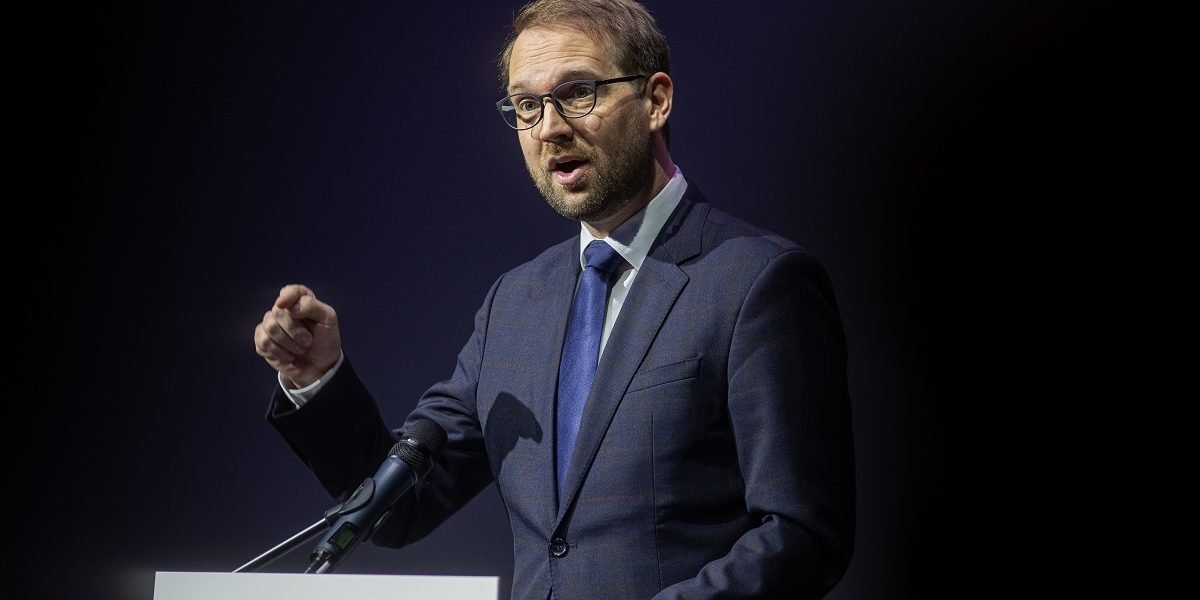 Alianta neașteptată între PSD și AUR menține în continuare în funcție renumitului Avocat al Poporului, Renate Weber, într-un joc politic de influență Luni seara, scena politică din România a fost martora unui nou capitol în saga lungă a numirii și menținerii în funcție a Avocatului Poporului