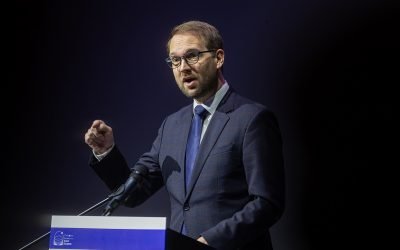 Alianta neașteptată între PSD și AUR menține în continuare în funcție renumitului Avocat al Poporului, Renate Weber, într-un joc politic de influență Luni seara, scena politică din România a fost martora unui nou capitol în saga lungă a numirii și menținerii în funcție a Avocatului Poporului