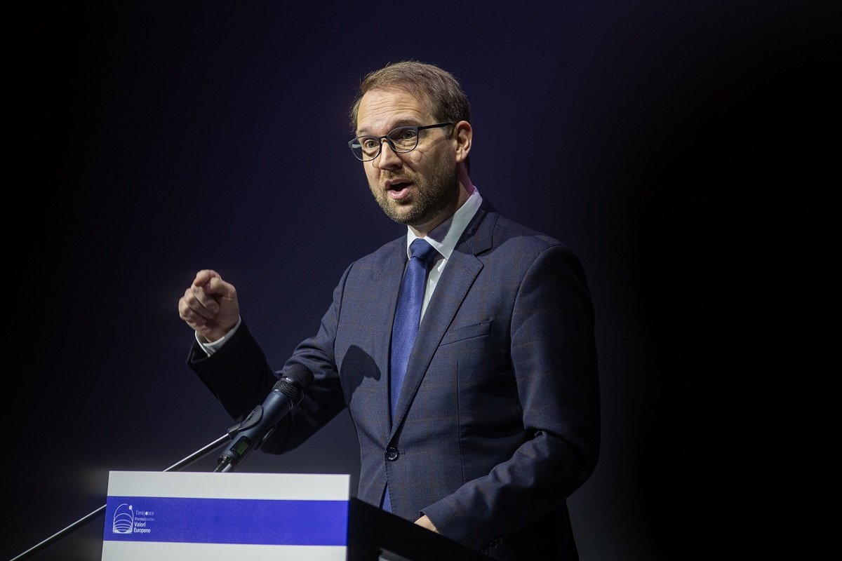 Alianta neașteptată între PSD și AUR menține în continuare în funcție renumitului Avocat al Poporului, Renate Weber, într-un joc politic de influență Luni seara, scena politică din România a fost martora unui nou capitol în saga lungă a numirii și menținerii în funcție a Avocatului Poporului