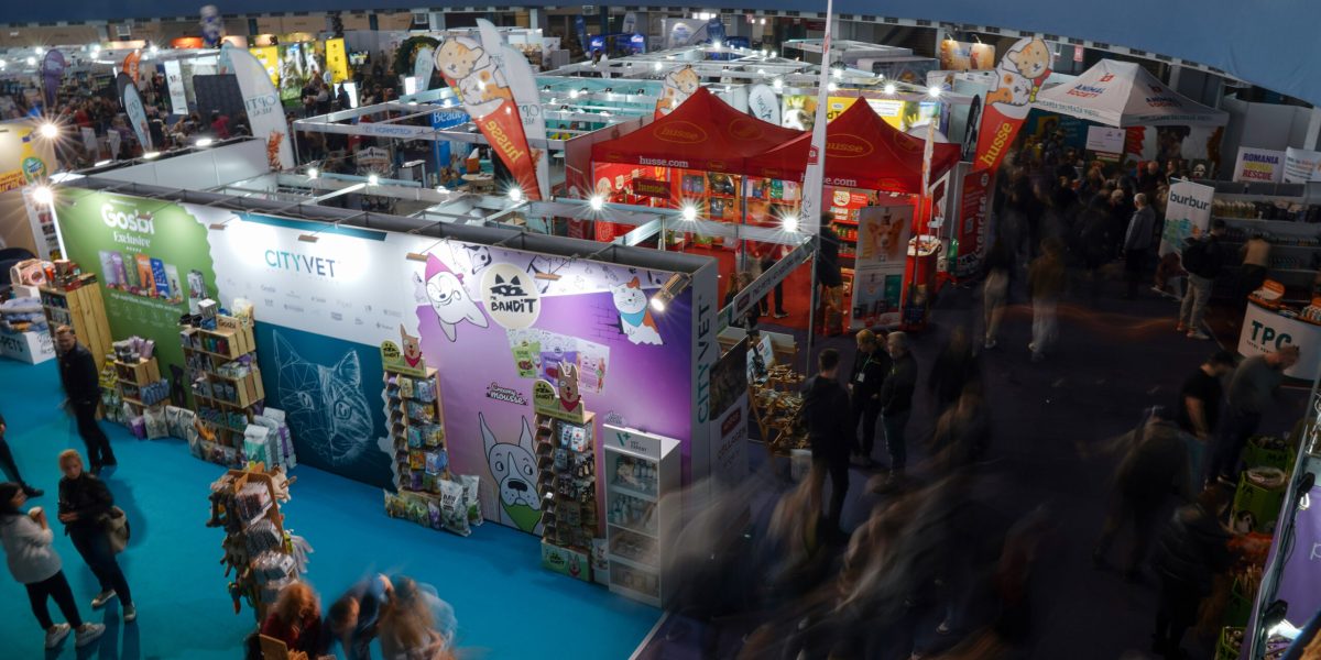 Este week-end-ul pet-friendly în România, iar iubitorii de animale au ocazia să se întâlnească cu cele mai noi și interesante oferte dedicate prietenilor lor patrupezi
