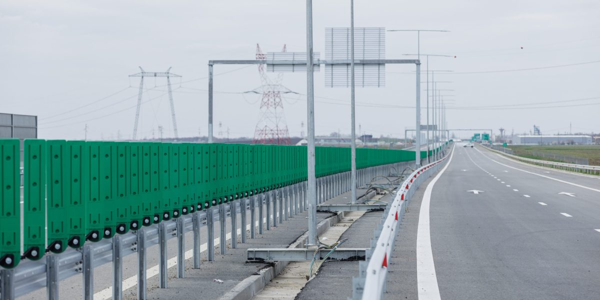 Traficul rutier din Capitală și din apropiere, afectat temporar de incidente și lucrări various Traficul rutier din București a fost în această zi marcat de două evenimente care au dus la restricții temporare, cauzând disconfort șoferilor și autorităților locale
