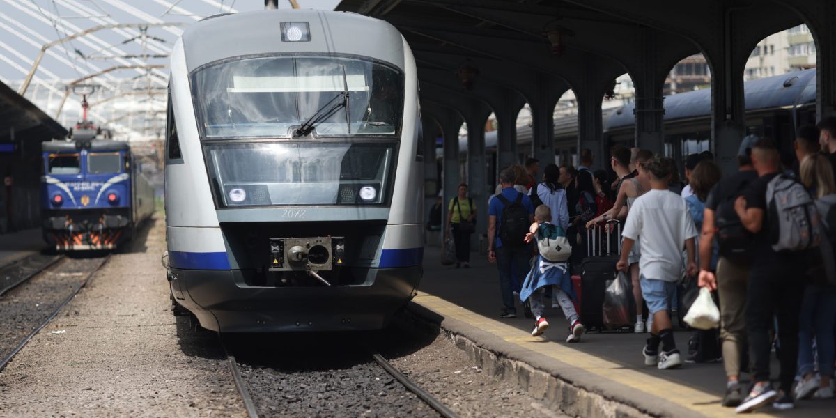 România trece oficial la ora de vară în noaptea de sâmbătă spre duminică, 29 spre 30 martie 2026, o schimbare care afectează și sistemul feroviar, în mod specific trenurile aflate în circulație în momentul mutării ceasurilor