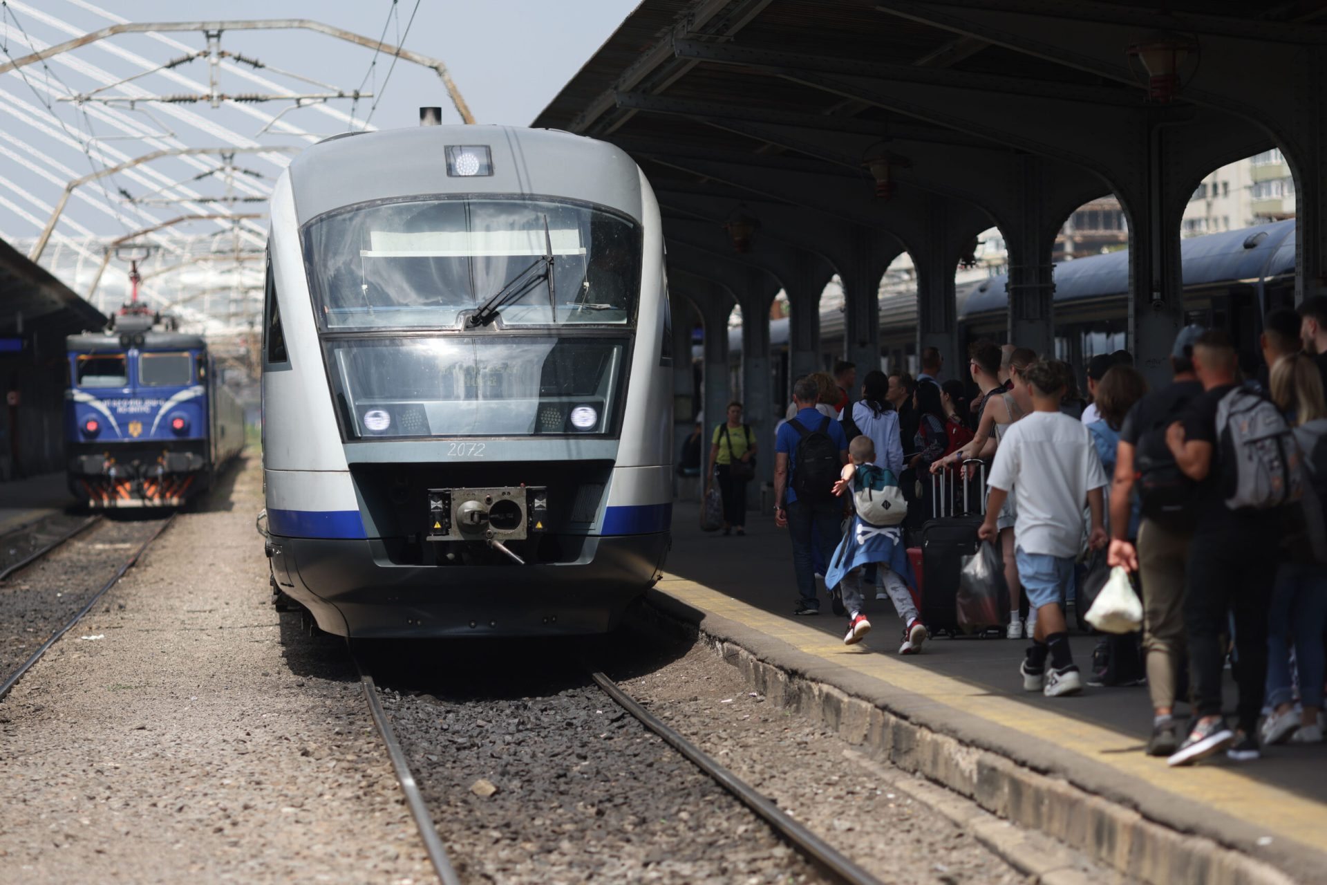 România trece oficial la ora de vară în noaptea de sâmbătă spre duminică, 29 spre 30 martie 2026, o schimbare care afectează și sistemul feroviar, în mod specific trenurile aflate în circulație în momentul mutării ceasurilor