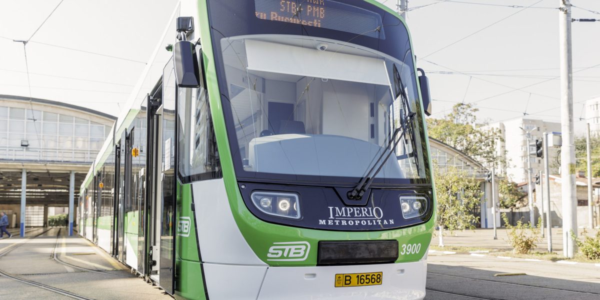Primăria București intenționează să intensifice modernizarea rețelei de tramvaie până în 2026, planificând achiziționarea a încă 100 de vehicule din gama de 36 de metri, pe fondul unui efort de extindere și îmbunătățire a transportului public în Capitală