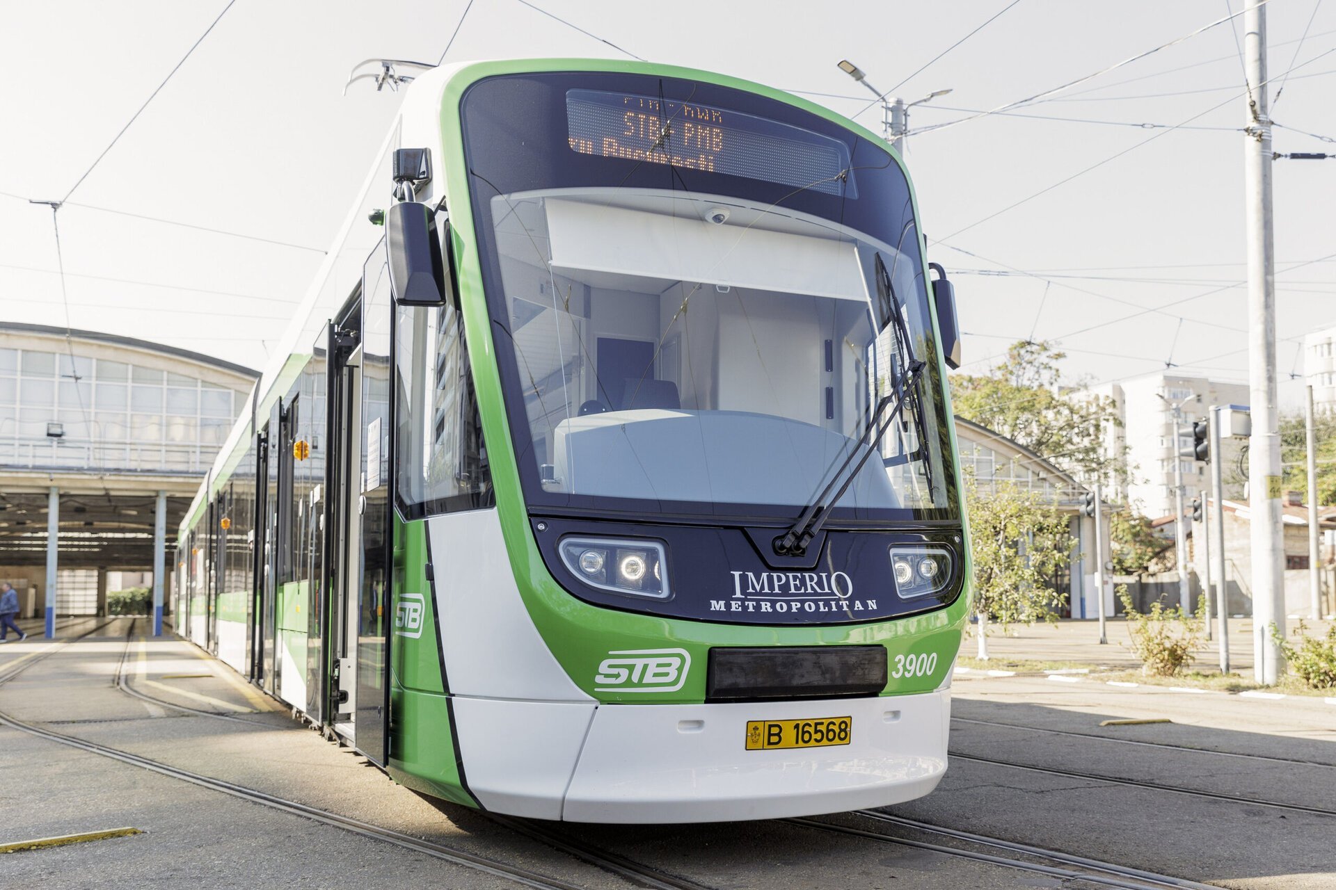 Primăria București intenționează să intensifice modernizarea rețelei de tramvaie până în 2026, planificând achiziționarea a încă 100 de vehicule din gama de 36 de metri, pe fondul unui efort de extindere și îmbunătățire a transportului public în Capitală