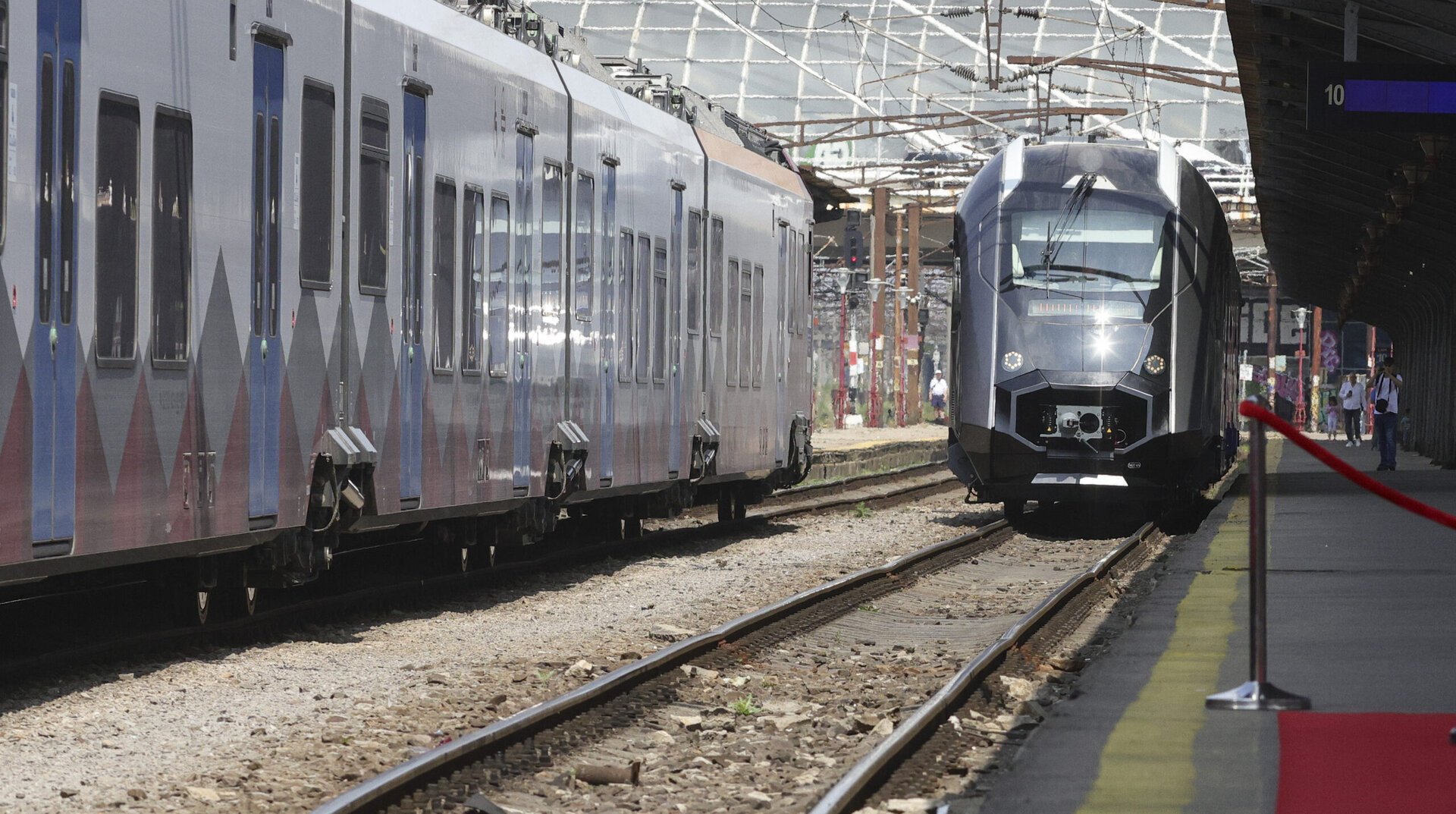 Călătorii care au ales trenul pe ruta Pitești – București joi au trăit momente de mare disconfort, după ce trenul RE 9200, operat de CRR Călători, a înregistrat o întârziere record de cinci ore