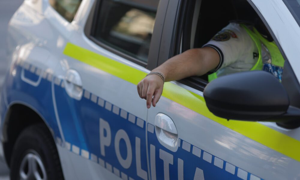 Trafic restricționat în centrul Capitalei după ce o bucată din asfalt s-a surpat pe Șoseaua Mihai Bravu Un eveniment neprevăzut a perturbat, joi la prânz, traficul din București