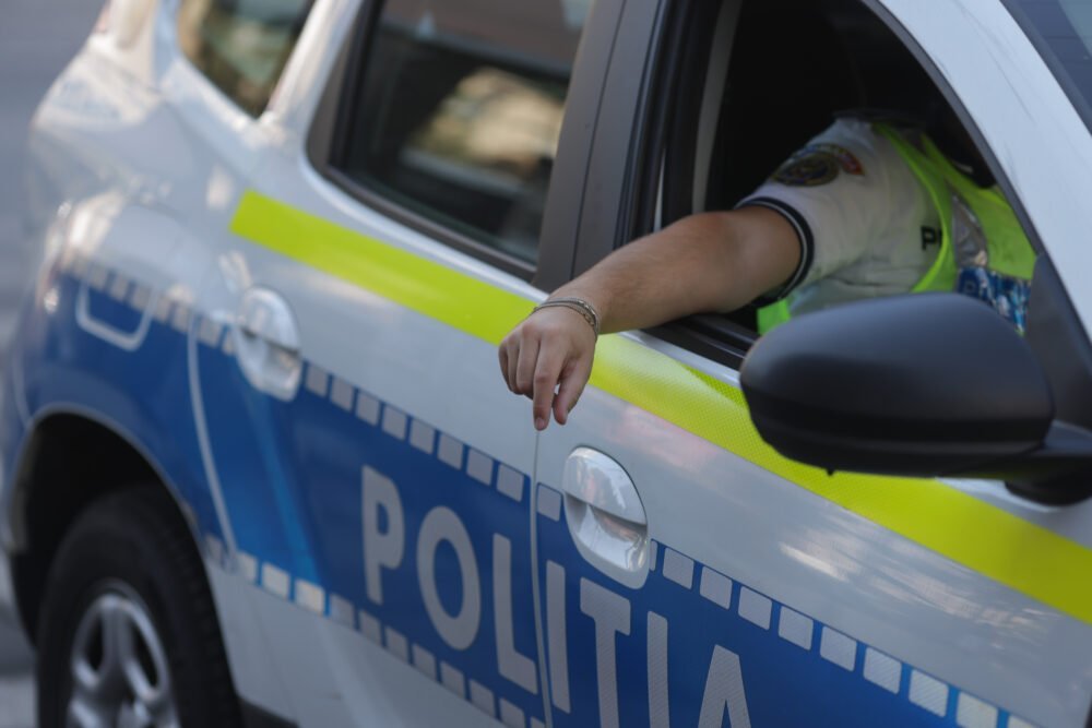 Trafic restricționat în centrul Capitalei după ce o bucată din asfalt s-a surpat pe Șoseaua Mihai Bravu Un eveniment neprevăzut a perturbat, joi la prânz, traficul din București