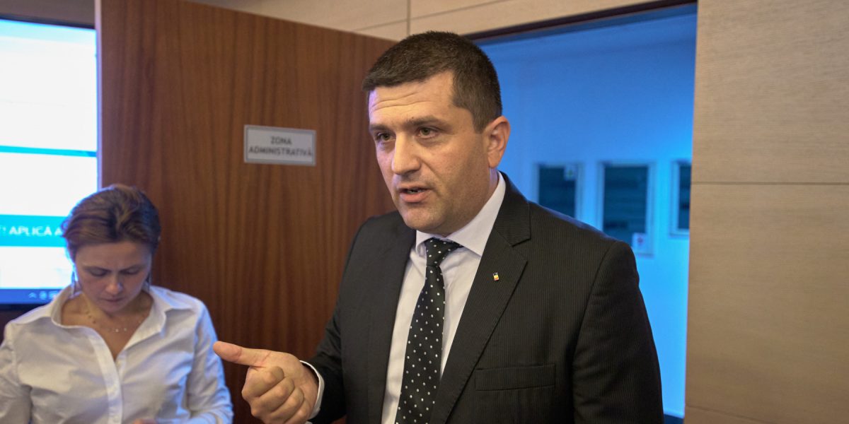 Scandal de proporții înarmați de contracte cu statul: firma controlată de familia unui afacerist din Slatina, în vizorul DNA O nouă culoare întunecată se adaugă pe tabloul corupției din sferele administrative și de afaceri din România, după ce ministrul Apărării, Radu Miruță, a anunțat demararea unei anchete penale în cazul unor contracte suspecte