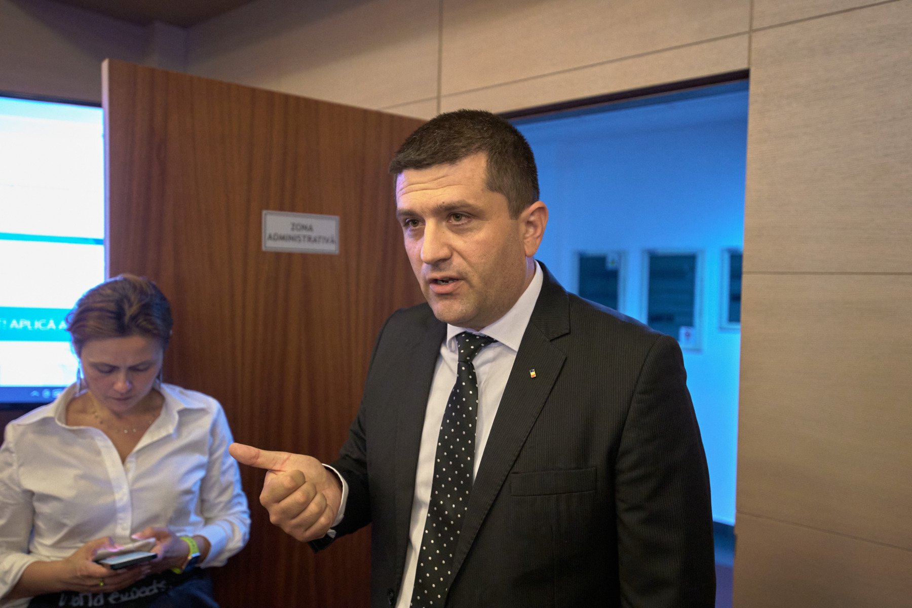 Scandal de proporții înarmați de contracte cu statul: firma controlată de familia unui afacerist din Slatina, în vizorul DNA O nouă culoare întunecată se adaugă pe tabloul corupției din sferele administrative și de afaceri din România, după ce ministrul Apărării, Radu Miruță, a anunțat demararea unei anchete penale în cazul unor contracte suspecte