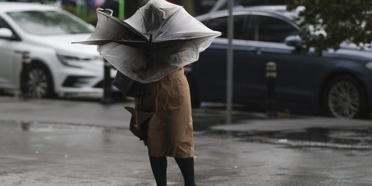 Meteorologii au emis vineri dimineață trei avertizări cod galben pentru precipitații însemnate cantitativ, vânt puternic și ninsori viscolite în zonele montane, valabile pentru o mare parte din țară până pe data de 30 martie