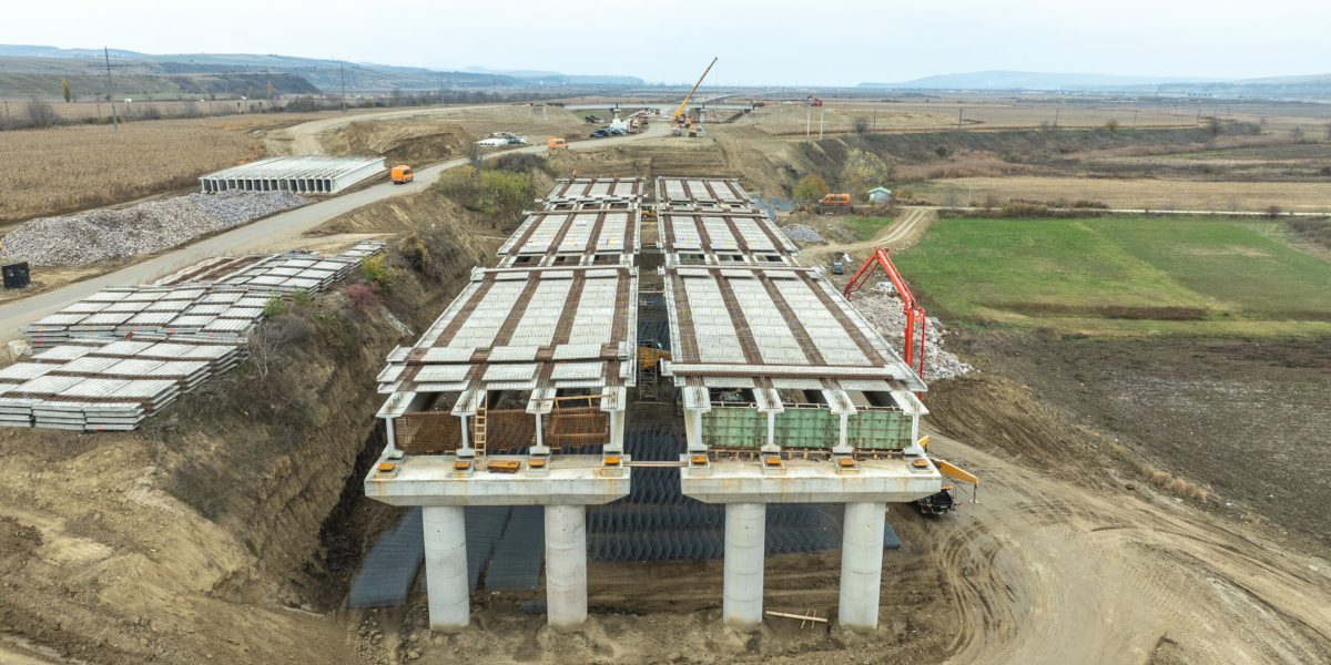 Autostrada Moldovei avansează cu pași siguri, iar șantierul de pe tronsonul Focșani-Bacău a început să-și arate primele rezultate concrete, chiar și în condiții de iarnă