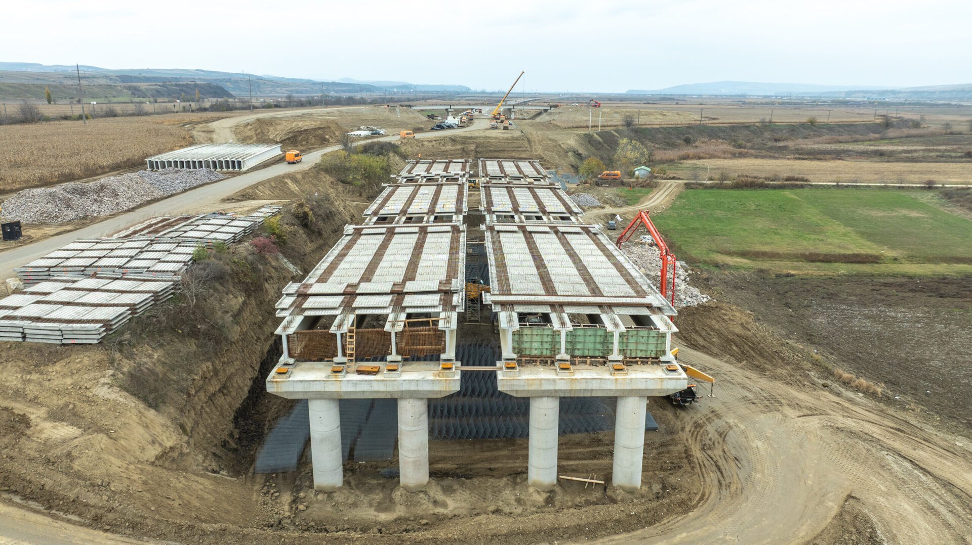 Autostrada Moldovei avansează cu pași siguri, iar șantierul de pe tronsonul Focșani-Bacău a început să-și arate primele rezultate concrete, chiar și în condiții de iarnă
