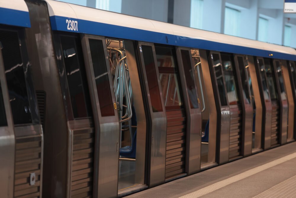 Planul de investiții a Metrorex pentru perioada 2026-2029 aduce o rampă de relief în dezvoltarea infrastructurii de transport public din București, vizând atât extinderi, cât și modernizări ale rețelei de metrou, toate pregătite să fie finanțate din bugetul de stat pentru acest an