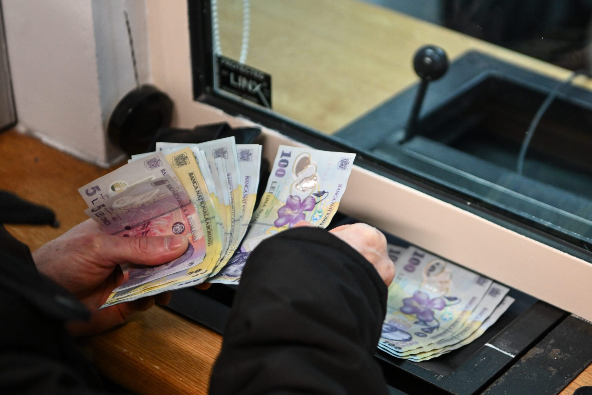 Bonus pentru bucureștenii din Sectorul 4: reducere de taxe și posibilitatea de a-și recupera banii plătiți în plus Bucureștenii din Sectorul 4, care au achitat deja impozitul pe clădiri pentru anul 2026, pot cere acum returnarea sumelor încasate în plus, în contextul reducerilor implementate recent de Guvernul României