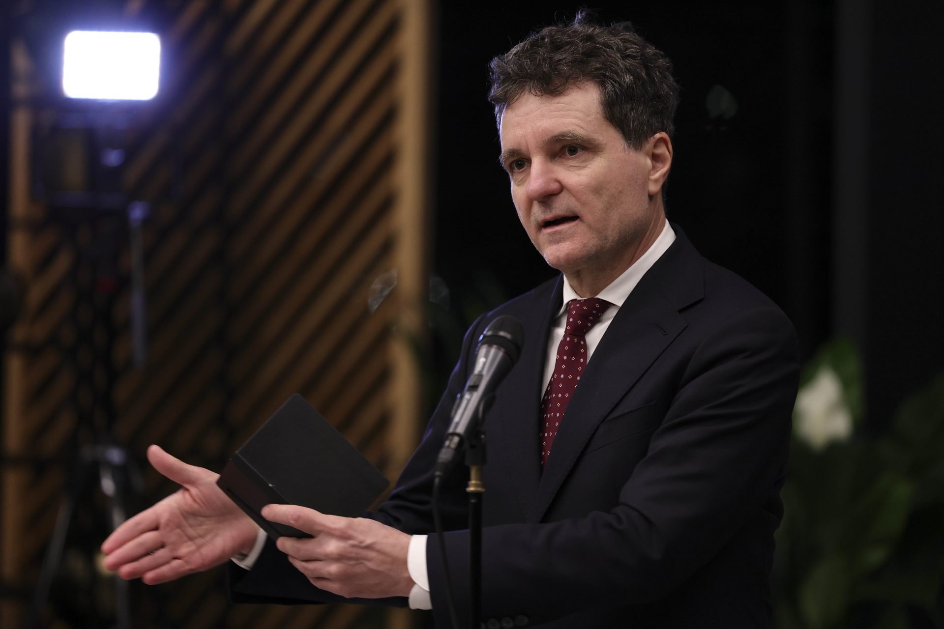 Nicușor Dan respinge posibilitatea alegerilor anticipate și opinează despre o schimbare de premier