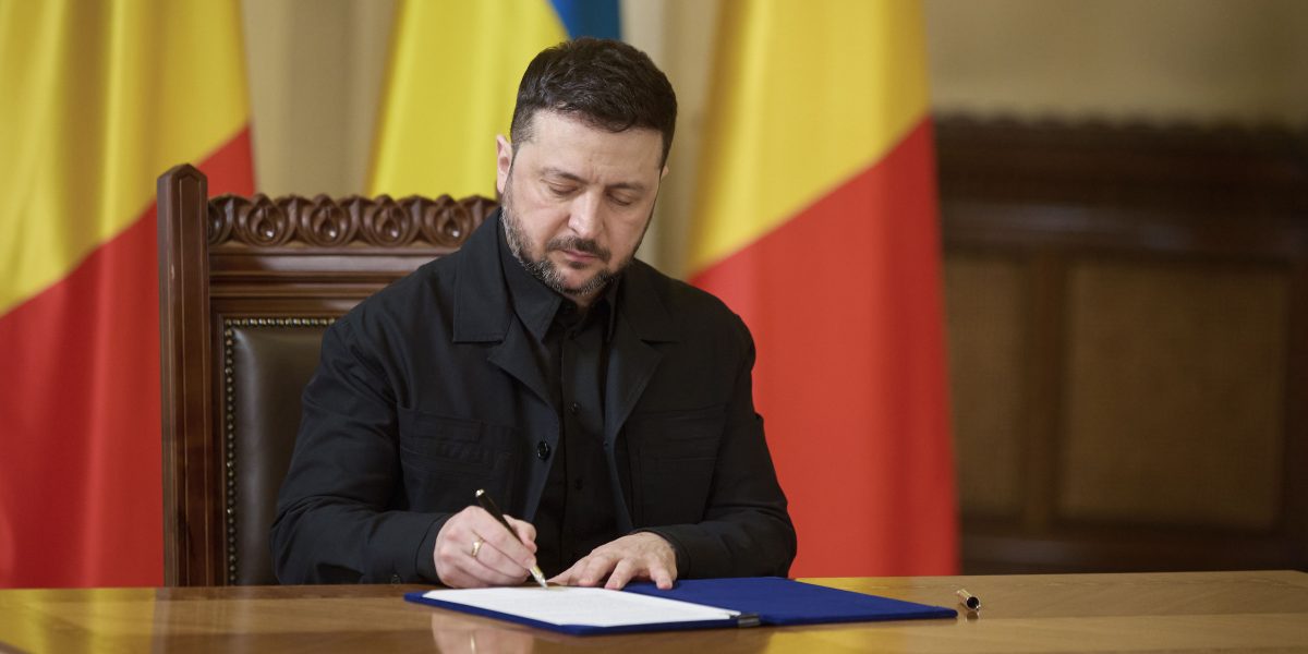 Pentru prima dată după mai mult de un deceniu, relațiile dintre România și Ucraina au fost oficial consolidate prin semnarea unui nou parteneriat strategic, eveniment ce a avut loc joi la București și a fost marcat de întâlnirea dintre președinții celor două țări, Nicușor Dan și Volodimir Zelenski