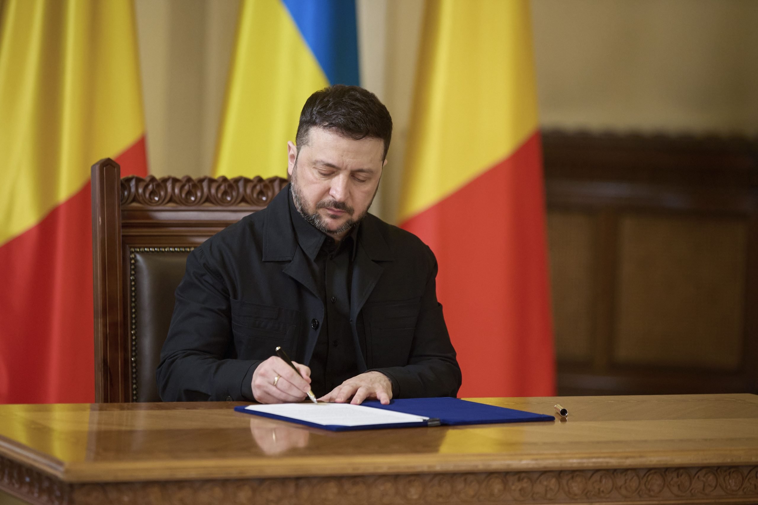 Pentru prima dată după mai mult de un deceniu, relațiile dintre România și Ucraina au fost oficial consolidate prin semnarea unui nou parteneriat strategic, eveniment ce a avut loc joi la București și a fost marcat de întâlnirea dintre președinții celor două țări, Nicușor Dan și Volodimir Zelenski