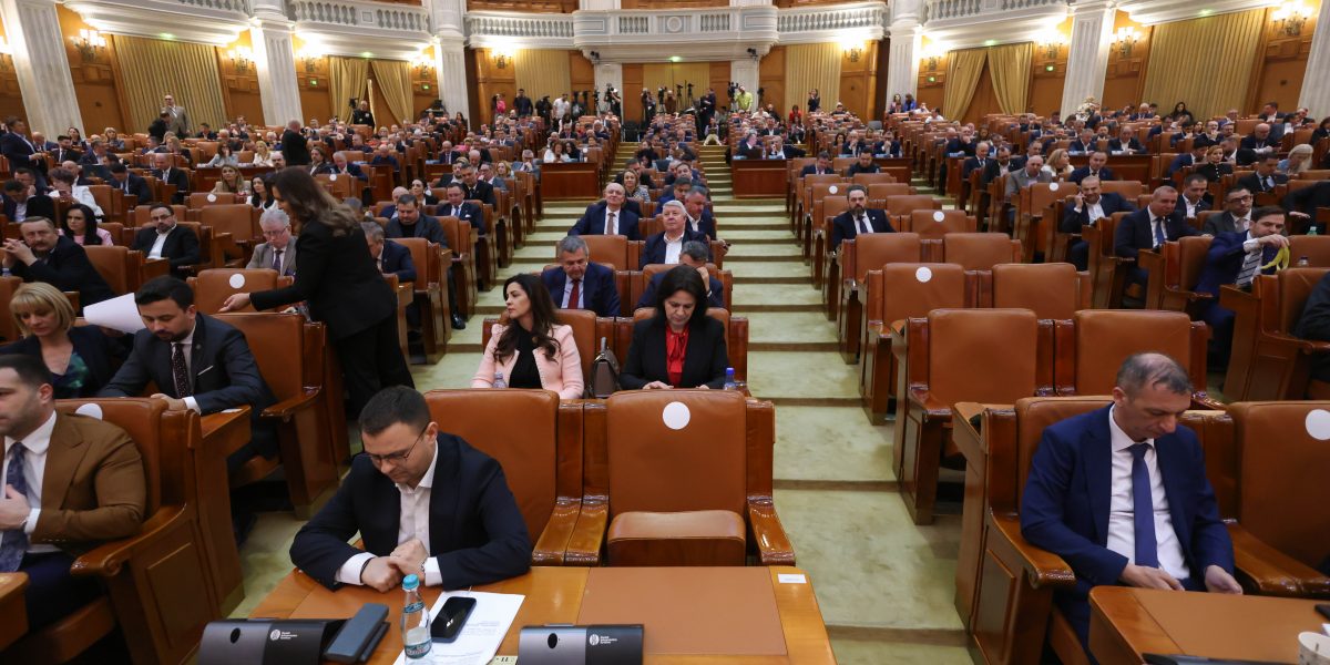 Amendamentul controversat al unui deputat AUR, adoptat rapid de Parlament, s-ar putea să revină pe agenda deciziilor politice Inițiativa legislativă care a generat controverse în ultimele săptămâni pare să revină în prim-planul discuțiilor politice, după ce, inițial, a fost adoptată în mod accelerat în plenul Parlamentului