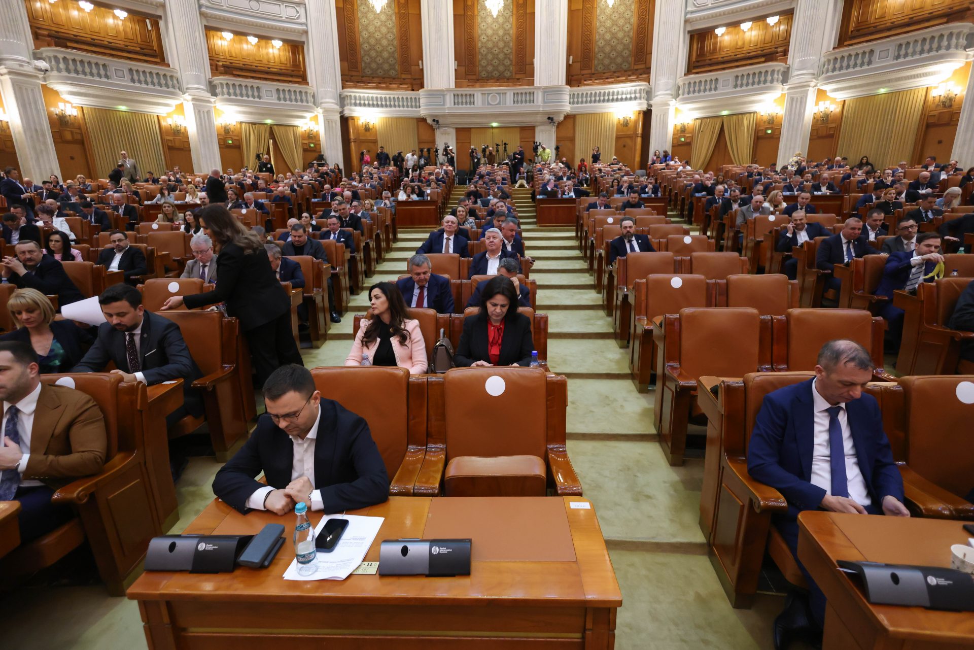 Amendamentul controversat al unui deputat AUR, adoptat rapid de Parlament, s-ar putea să revină pe agenda deciziilor politice Inițiativa legislativă care a generat controverse în ultimele săptămâni pare să revină în prim-planul discuțiilor politice, după ce, inițial, a fost adoptată în mod accelerat în plenul Parlamentului