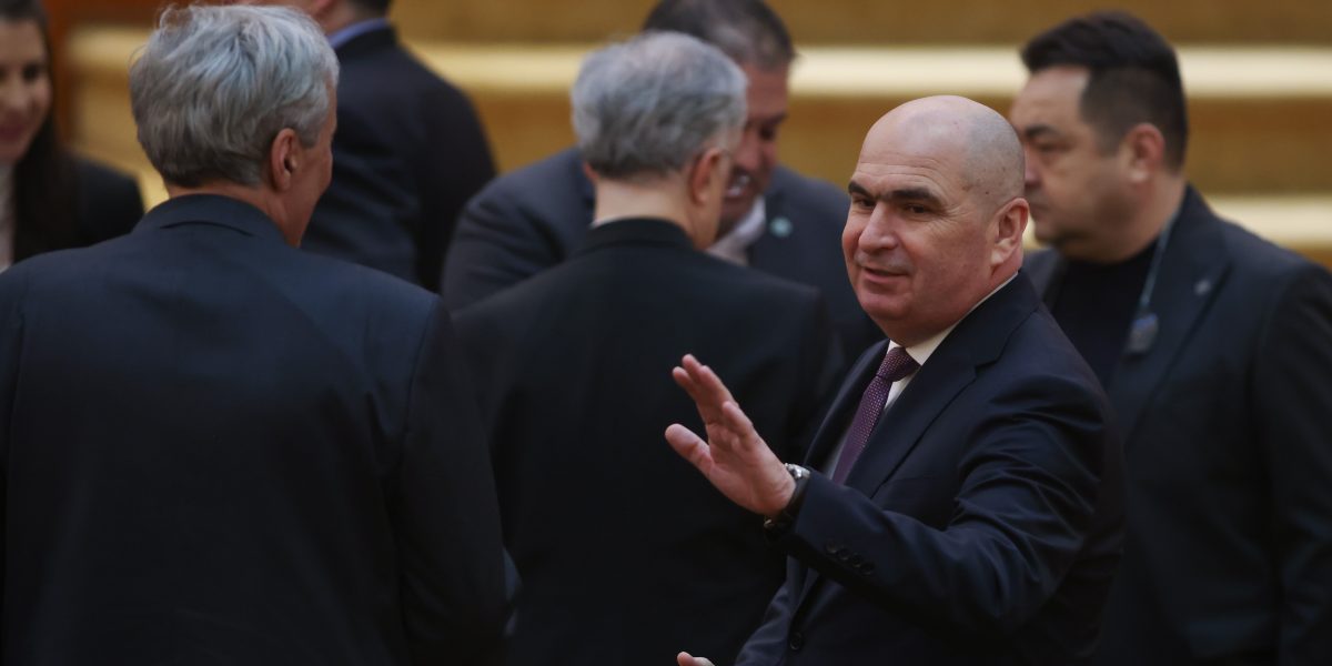 Noaptea tumultoasă de joi spre vineri a pus în dificultate PSD, PNL și UDMR, care au încercat să îngroape în discuții și vot prelungite planurile lor de a trece cu forța bugetul de stat, în ciuda opoziției vehemente din partea opoziției și a unor membri ai coaliției