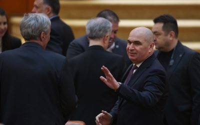 Noaptea tumultoasă de joi spre vineri a pus în dificultate PSD, PNL și UDMR, care au încercat să îngroape în discuții și vot prelungite planurile lor de a trece cu forța bugetul de stat, în ciuda opoziției vehemente din partea opoziției și a unor membri ai coaliției