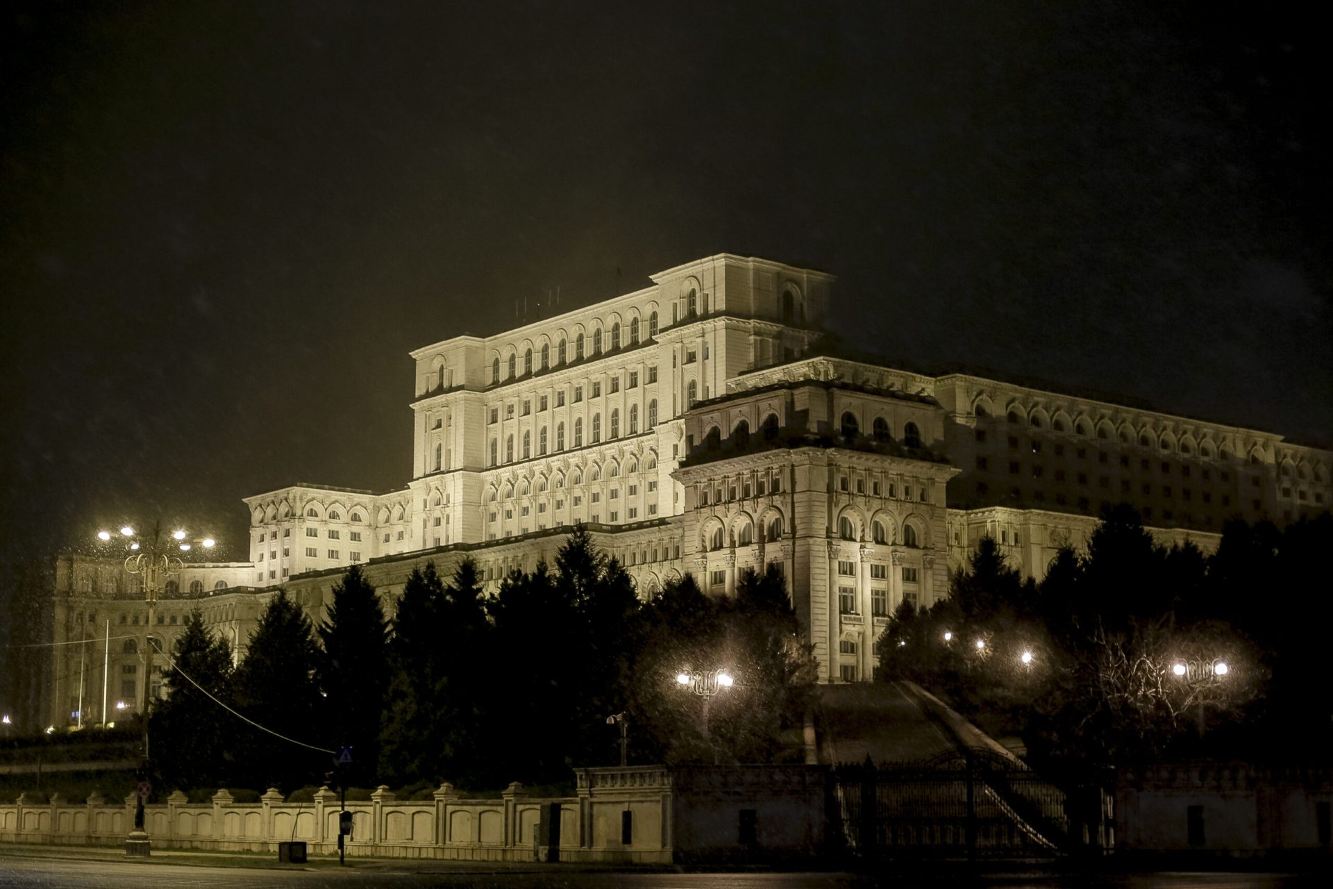 Pentru a marca cea de-a douăzecea ediție a Inițiativei Ora Pământului, Palatul Parlamentului își va stingea luminile sâmbătă seara, 28 martie, între orele 20:30 și 21:30