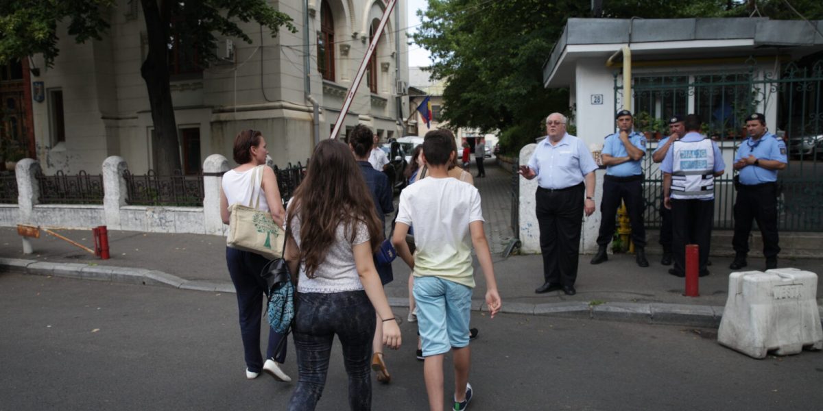 Bugetul emoțiilor: elevii și profesorii navighează în apele tulburi ale simulărilor și protestelor din sistemul educațional Într-o zi cese poate părea marginală pentru cei mai mulți, elevii din întreaga țară au fost puși în fața unei realități complexe, în care examenul nu mai înseamnă doar notă sau diplomă, ci și un simbol al tensiunilor cronice din sistemul de învățământ