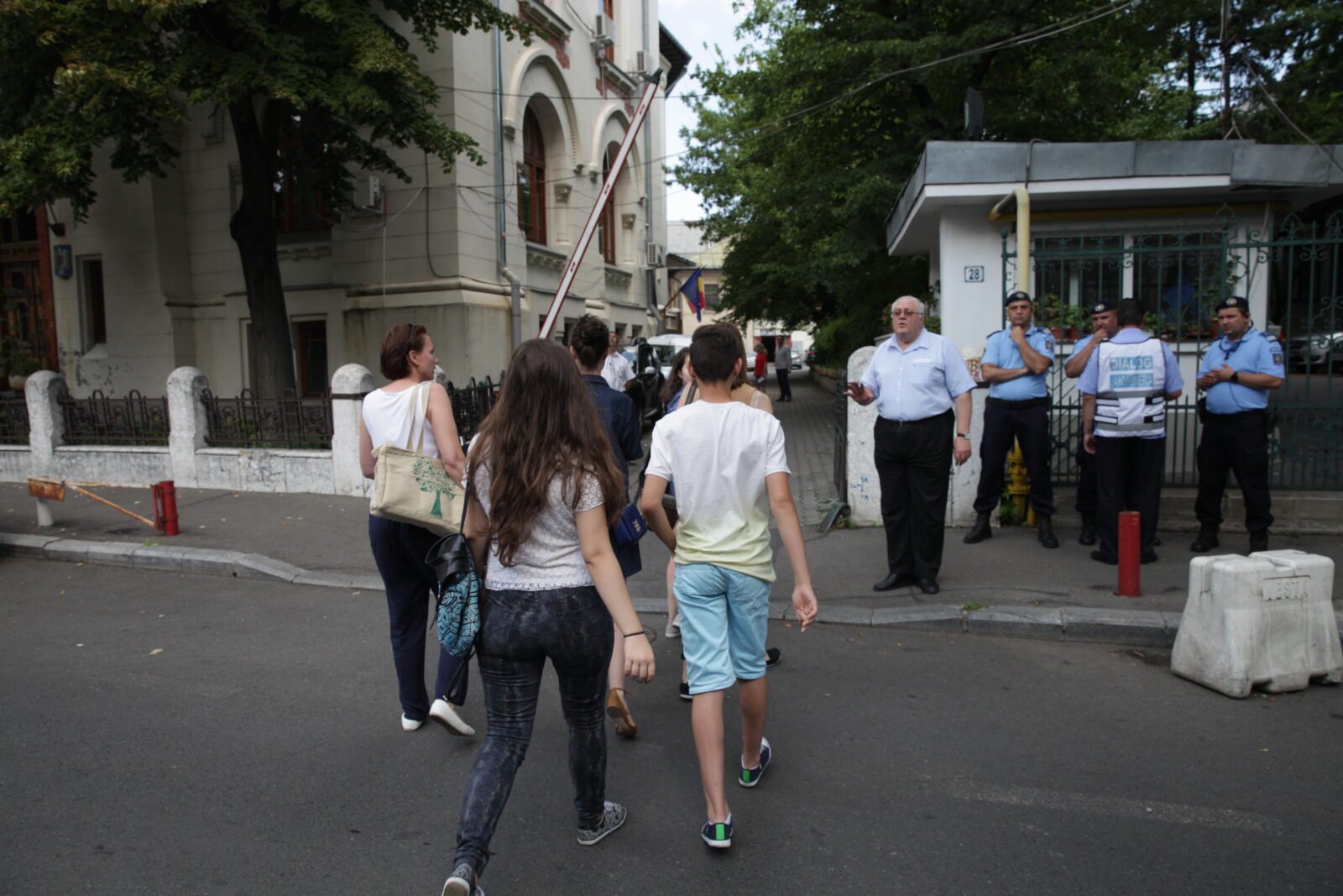 Bugetul emoțiilor: elevii și profesorii navighează în apele tulburi ale simulărilor și protestelor din sistemul educațional Într-o zi cese poate părea marginală pentru cei mai mulți, elevii din întreaga țară au fost puși în fața unei realități complexe, în care examenul nu mai înseamnă doar notă sau diplomă, ci și un simbol al tensiunilor cronice din sistemul de învățământ