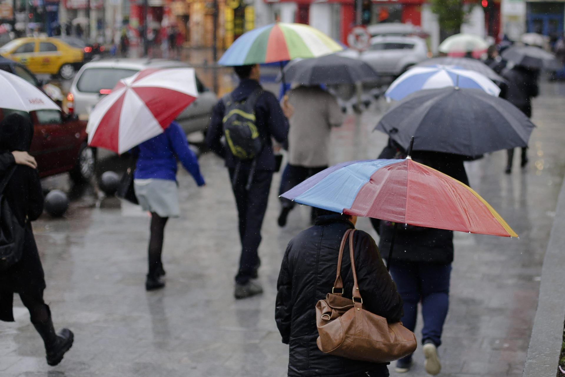 Avertizare meteo: ploi însemnate, vânt puternic și ninsori în zonele montane până sâmbătă seara Meteorologii au emis joi dimineață o serie de alerte cod galben pentru mai multe regiuni ale țării, avertizând cetățenii despre precipitații însemnate cantitativ, vânt sigur și, în zonele de munte, ninsori semnificative